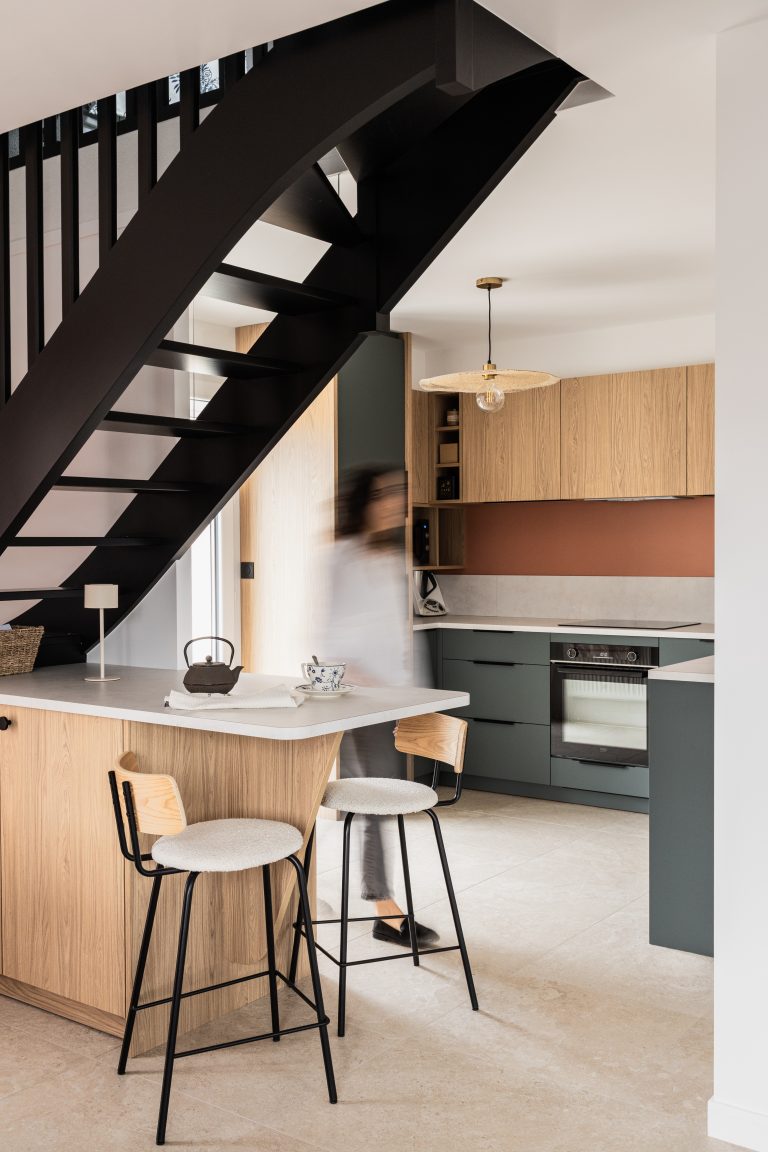 Îlot central en bois avec tabourets hauts sou escalier bois noir central
