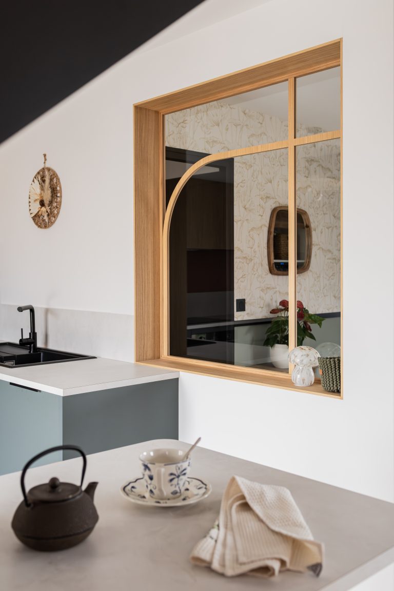 Détail verrière bois sur mesure avec arrondi décoratif et vue sur cuisine