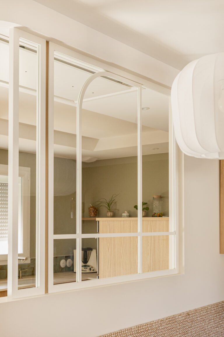 Salle à manger aux lignes courbes et matières naturelles, rénovation d’une maison à Mauléon