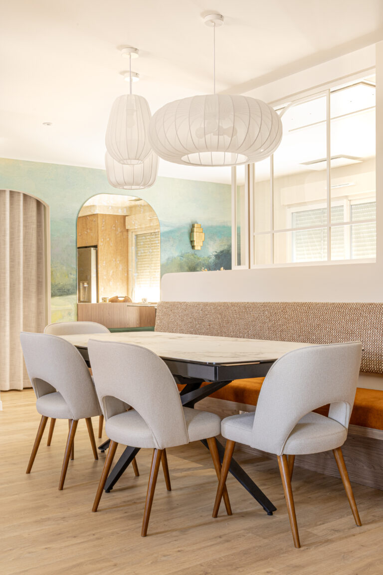 Détail de poignées en laiton sur meuble vert olive conçu sur mesure à Mauléon