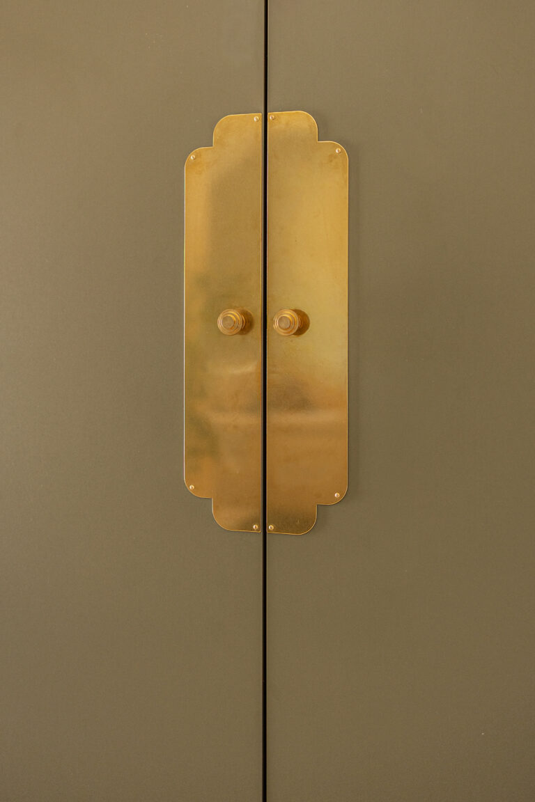 Meuble d’entrée sur mesure en bois et vert olive avec détails en laiton à Mauléon