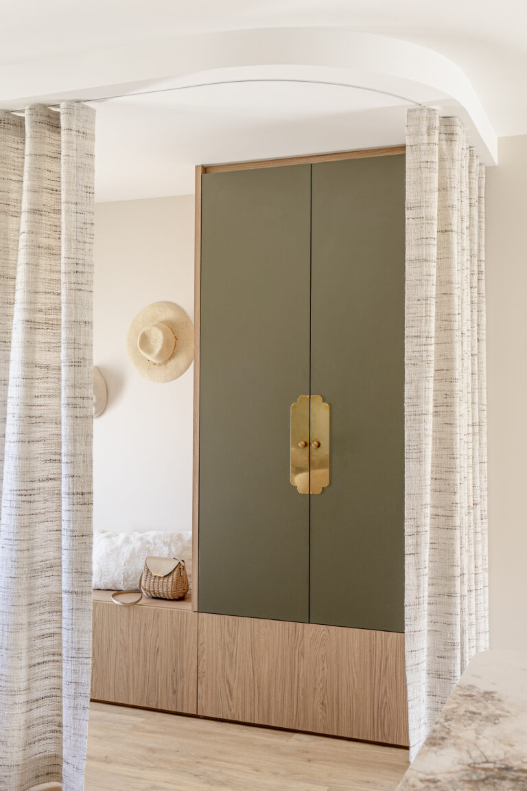 Entrée avec rangements sur mesure et rideaux courbes, rénovation intérieure à Mauléon