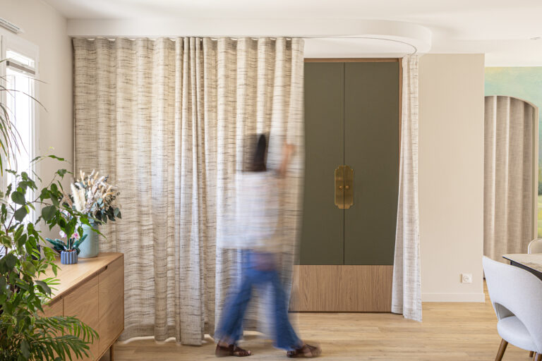 Aménagement d’entrée en bois et vert olive dans une maison rénovée à Mauléon