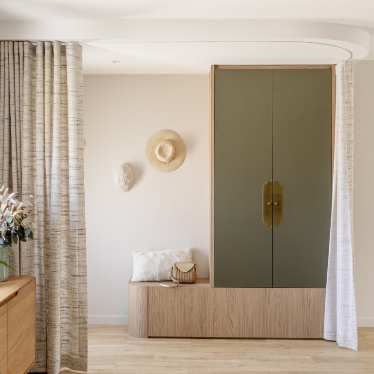Salon chaleureux aux formes arrondies et teintes naturelles dans une maison à Mauléon