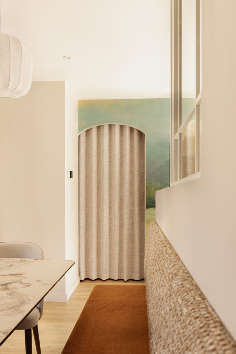 Salle à manger lumineuse avec banquette sur mesure, projet d’architecture intérieure à Mauléon